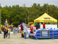 Opvallen doe je zo! Sport In Genk koos naast deze gele tent ook voor een limoen, hemelsblauwe en rode variant.