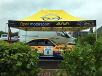 Bedrukte tent voor Opel Motorsport tijdens de rally.