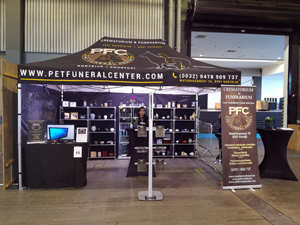 Beurstent van 3x4,5 meter met reclame voor Pet Funeral Center + roll-up banner met branding