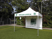 3x3 vouwtent met bedrukking dakranden en achterwand