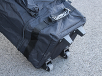 Naast de wieltjes zijn er ook noppen om de stabiliteit te vergroten en te voorkomen dat de tas direct contact maakt met de grond.