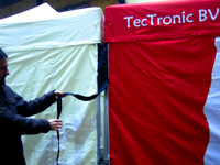 Verbindingsstrookje voor winddicht maken van de zijwanden bij gekoppelde vouwtenten