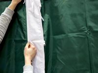 De verbindingsstroken zijn voorzien van een stevige rits