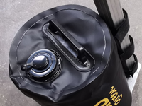 Stevig handvat en ventiel met draaidop waarlangs u de zak vult met water of zand