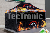 Elkedag-bbq koos voor deze professionele plooitent 3x4,5 met fullcolour bedrukking van het dakzeil en een halve zijwand.