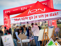 Opvallen doet ION met een rode vouwtent met witte opdruk.