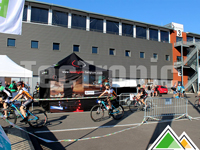 Revolights Belgium koos voor een zwarte tent met foto's op de zijwanden gedrukt in hoge resolutie.