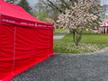 Bedrukte banner (4 zijden) voor Mômes Circus in dezelfde rode kleur als de tent