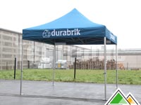 Bedrukking van de volants bij een hemelsblauwe 3x3 vouwtent voor Durabrik