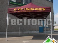 Bedrukte volants van KVC Meetjesland's professionele vouwtent 3x3 bordeaux.