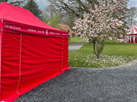 Bedrukte banner (4 zijden) voor Mômes Circus in dezelfde rode kleur als de tent