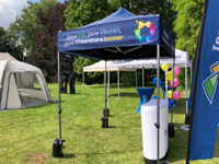 Knappe banner in dezelfde kleur als het dakzeil