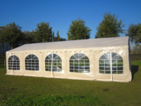Professionele partytent van 5x10 meter (hier nog met vroegere, golvende dakboord)