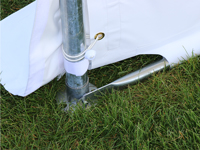 Grondframe (inbegrepen) schuift door de zijwanden en wordt bevestigd aan de staanders met moeren en bouten