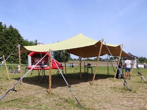 Stijlvolle feesttent voor een gezellig feest in uw tuin.