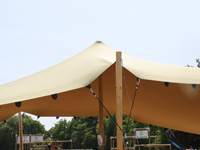 Stijlvolle feesttent met beige stretchdoek en houten palen