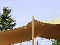 Stijlvolle feesttent voor een gezellig feest in uw tuin.