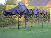 U zet de tent op in minder dan 1 minuut. Opentrekken, hoeken inklikken en klaar!