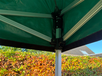 Bij de donkere kleuren wordt de afwerking (velcro en clips) voorzien in het zwart i.p.v. wit