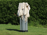 Een dichtgeplooide vouwtent van 4x4 is 2,1 meter hoog