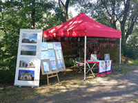 Rode vouwtent op de Vierdaagse van de Ijzer