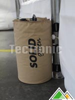Gewichtzak met velcro rond de staander van een partytent
