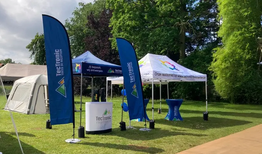 Bedrukte vouwtenten, vlaggen, partytafel hoezen en opblaasbare balie van TecTronic Feesttenten
