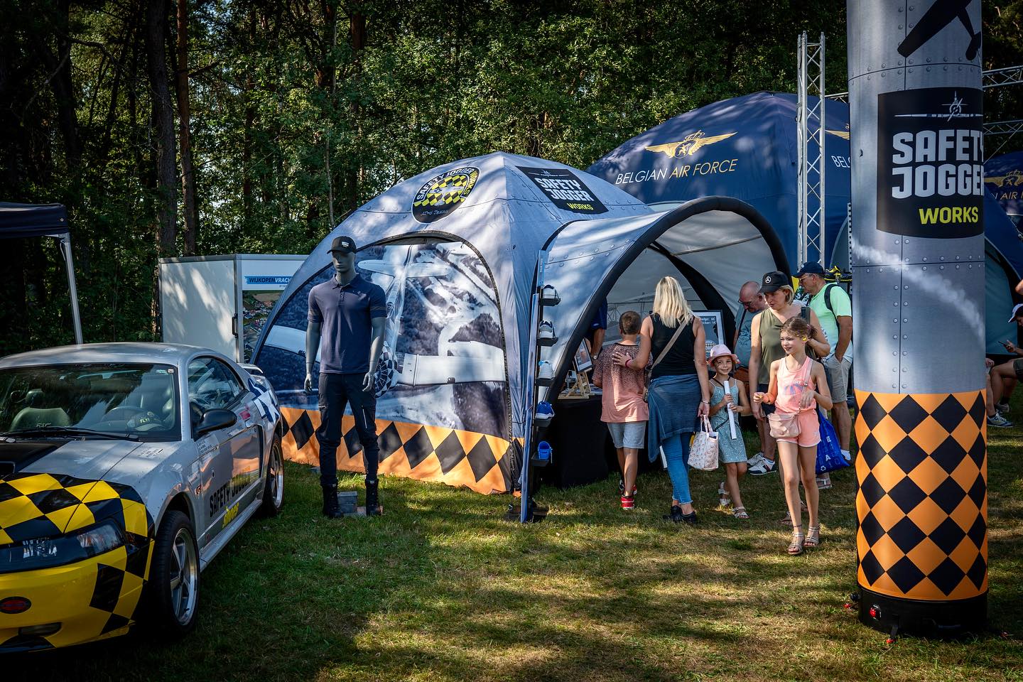 Safety Jogger x-spider opblaastent en opblaasbare reclamezuil