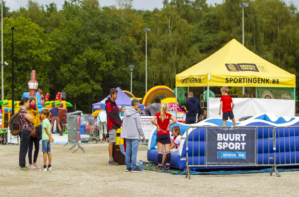 Promotent van sporingem op een popup speeldorp