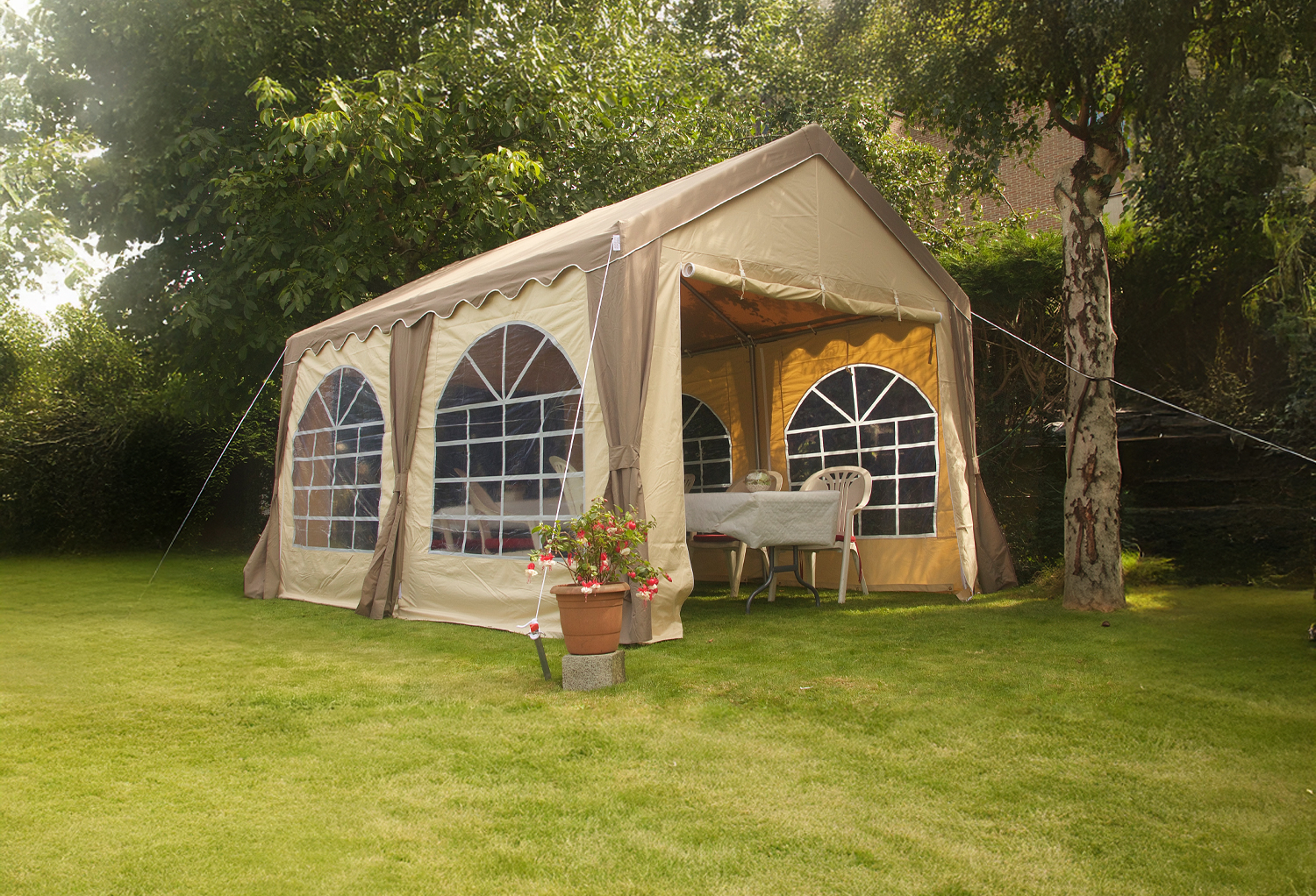 Feesttent 3 x 4 m polyester taupe in de tuin