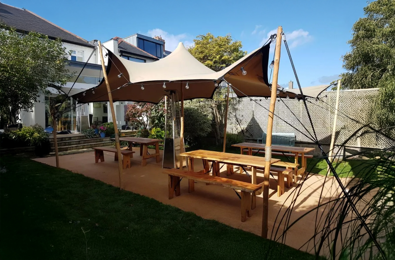 TecTronic stretchtent chino 6 x 10 m opgezet in de tuin