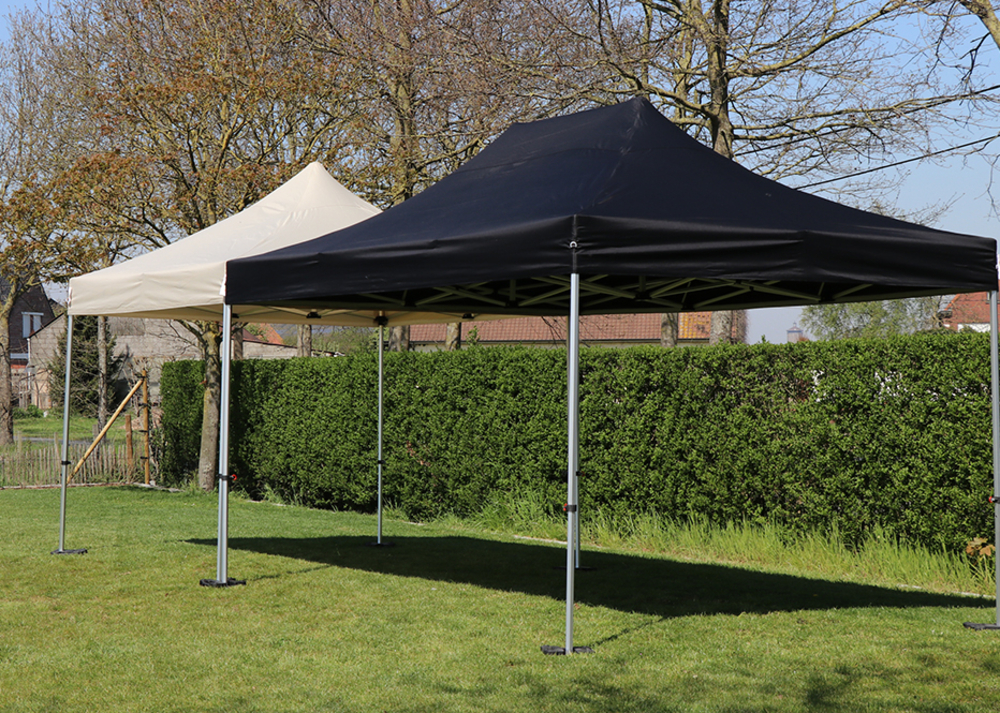 Beige en zwarte vouwtent opgezet in de tuin