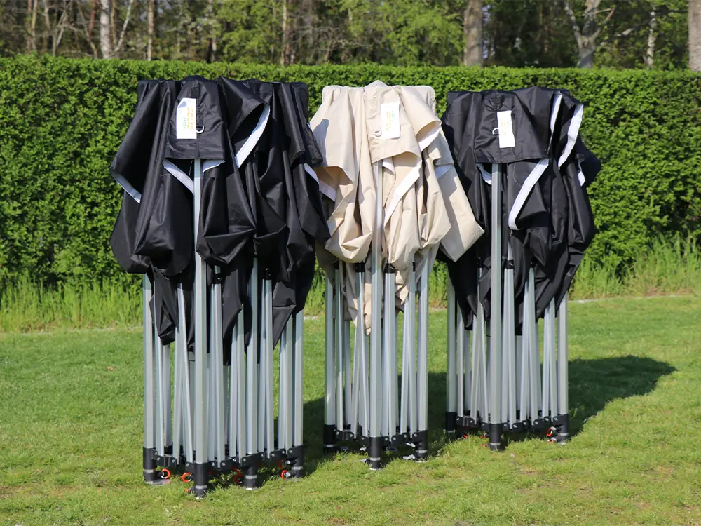 3 opgevouwen vouwtenten