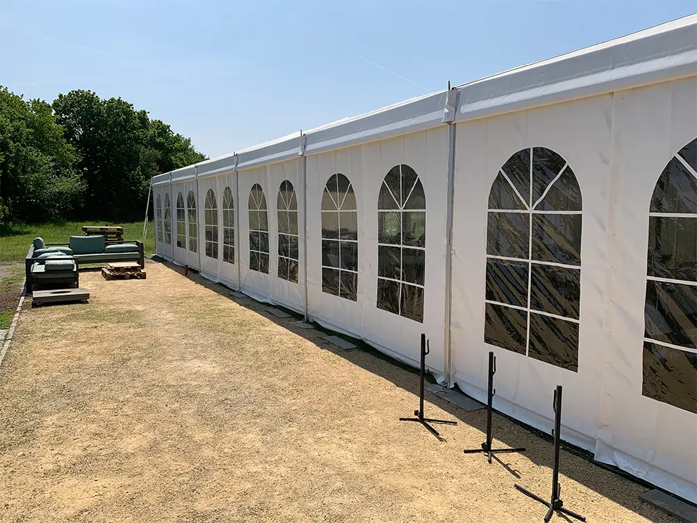 Zijaanzicht kadertent 6x18 meter
