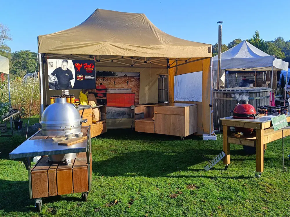 Vouwtent 3x4,5 Solid 30 zand op een tuinbeurs