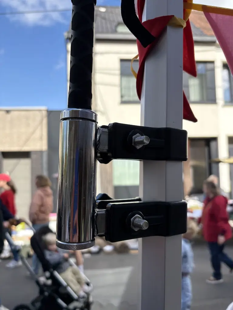 De klem schroef je eenvoudig vast op elk type vouwtent.