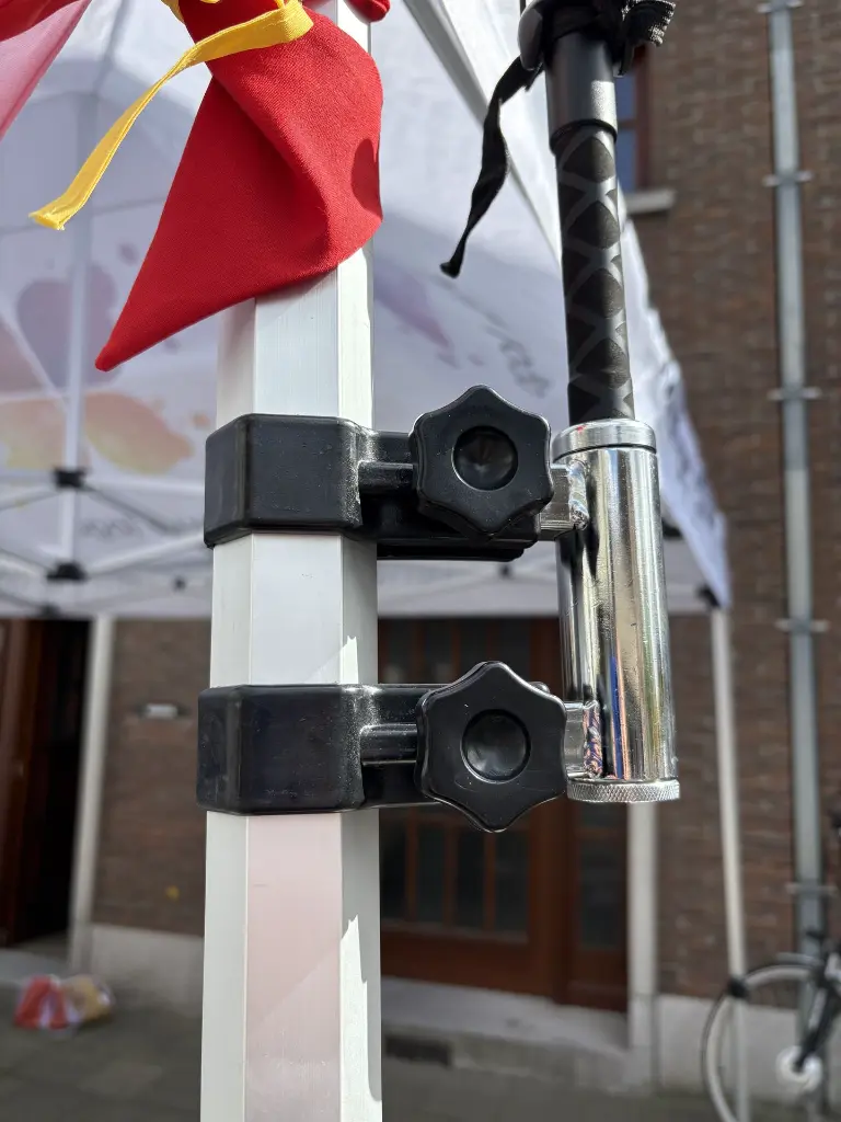 Eenvoudige bevestiging met de meegeleverde klemmen