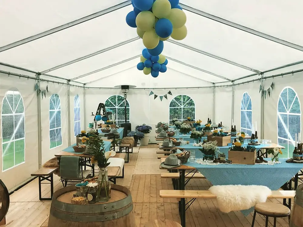 Mooi ingerichte feesttent met modulair systeem