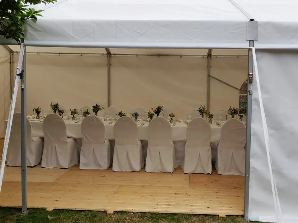Kadertent 8x15 m met tafels, stoelen en vlondervloer