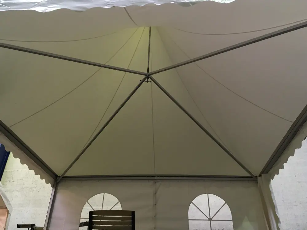Pvc tent met puntdak en aluminium constructie