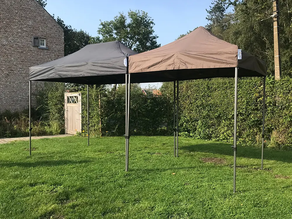 Vouwtent 2x3 zwart en 2x2 bruin Solid 30 opengezet in de tuin