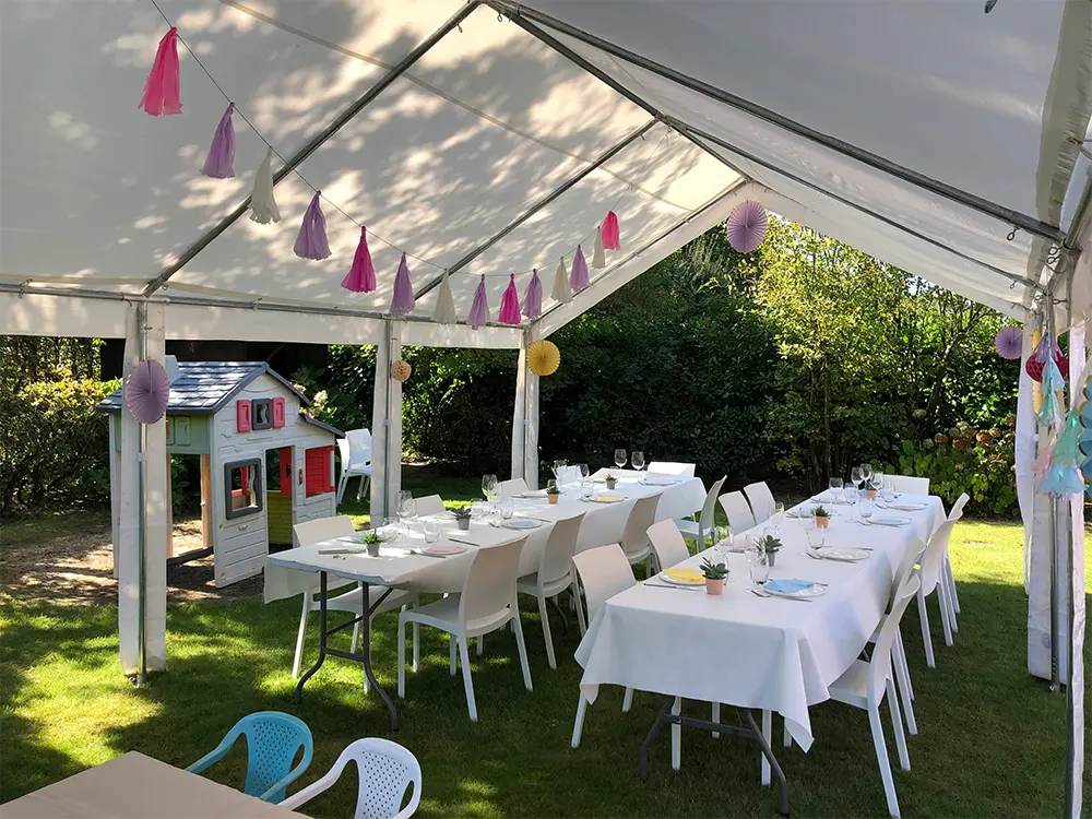 In een partytent van 4x8 m plaatst u tot 2 rijen tafels